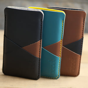 Full-grain leather iPhone sleeve - Black leather with two pockets voor cards