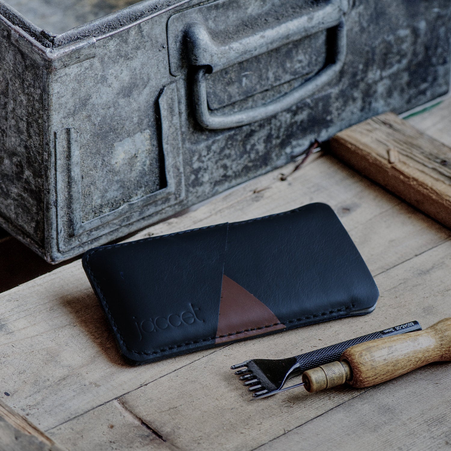Full-grain leather OnePlus sleeve - Black leather with two pockets voor cards