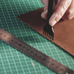 Full-grain leather iPhone sleeve - Brown leather with two pockets voor cards