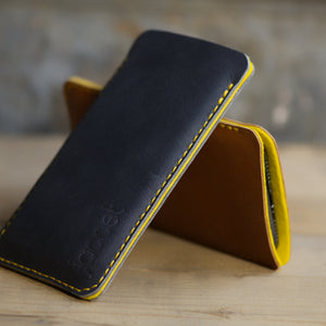 JACCET lederen Xiaomi sleeve - antraciet/zwart leer met geel wolvilt - Handgemaakt in Nederland
