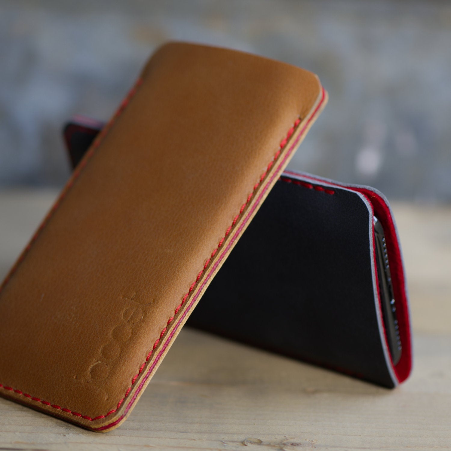 JACCET lederen OnePlus sleeve -  Cognac kleur leer met rood wolvilt - Handmade in Nederland