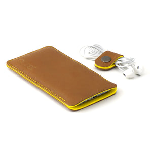 JACCET lederen Sony Xperia sleeve -  Cognac kleur leer met geel wolvilt - Handmade in Nederland