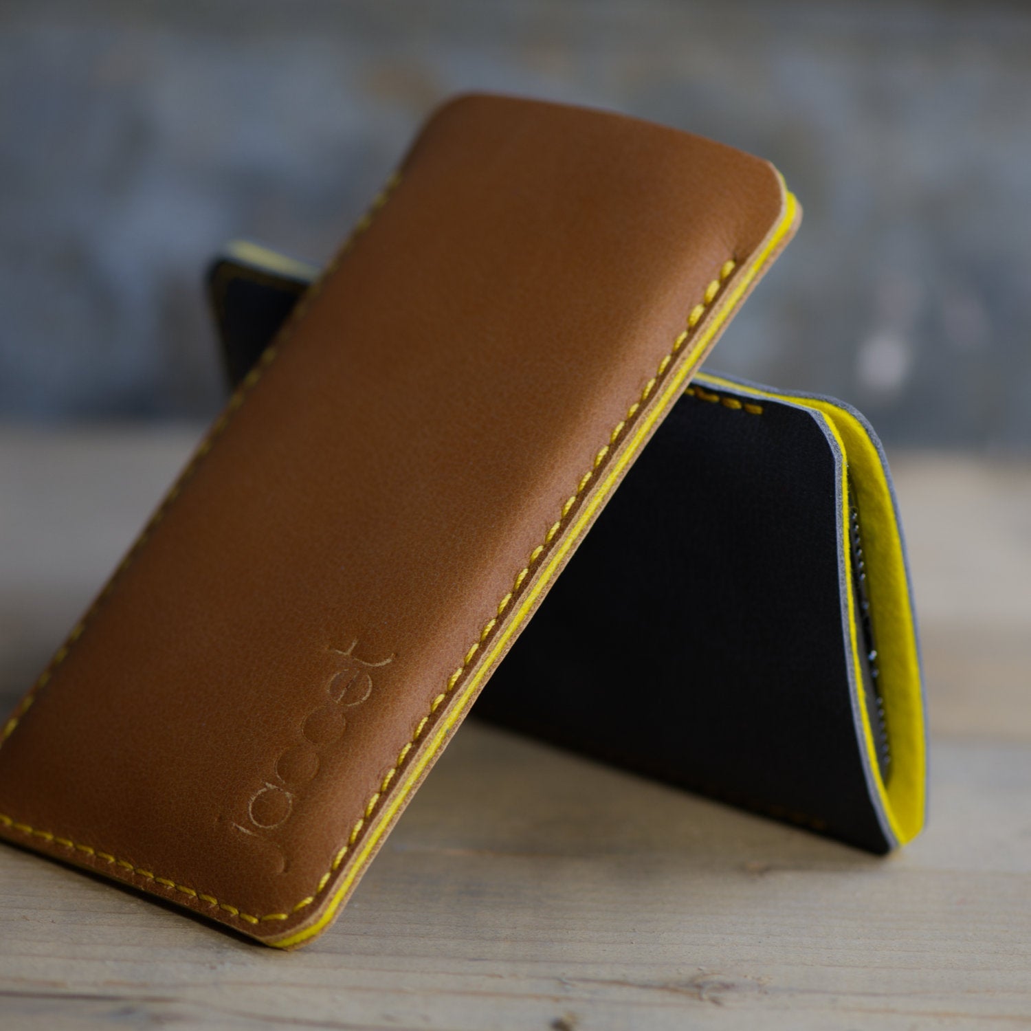 JACCET lederen Sony Xperia sleeve -  Cognac kleur leer met geel wolvilt - Handmade in Nederland