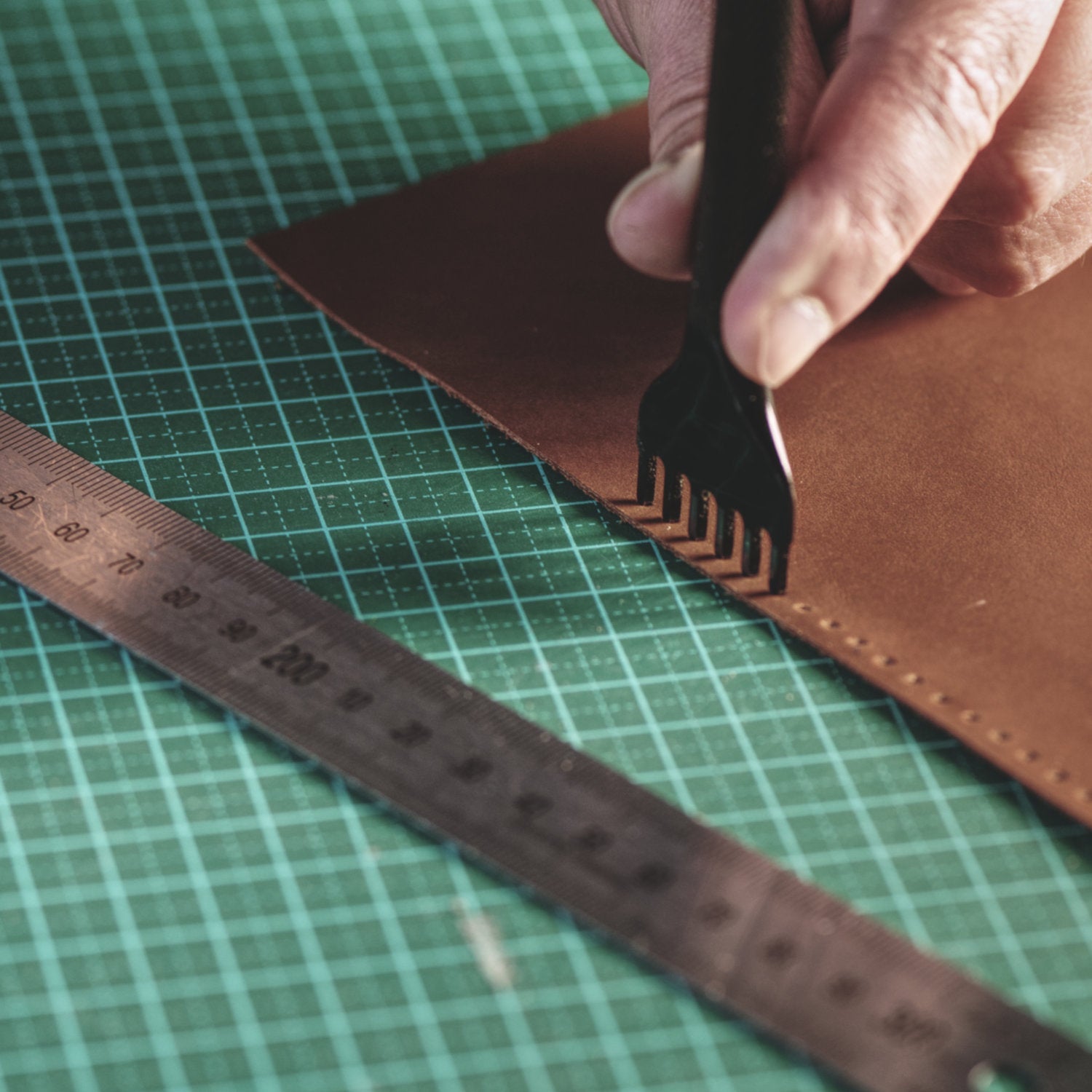 Full-grain leather OnePlus sleeve - Turquoise leather with two pockets for cards